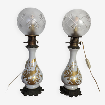 Paire de lampes à pétrole électrifiées en céramique et bronze