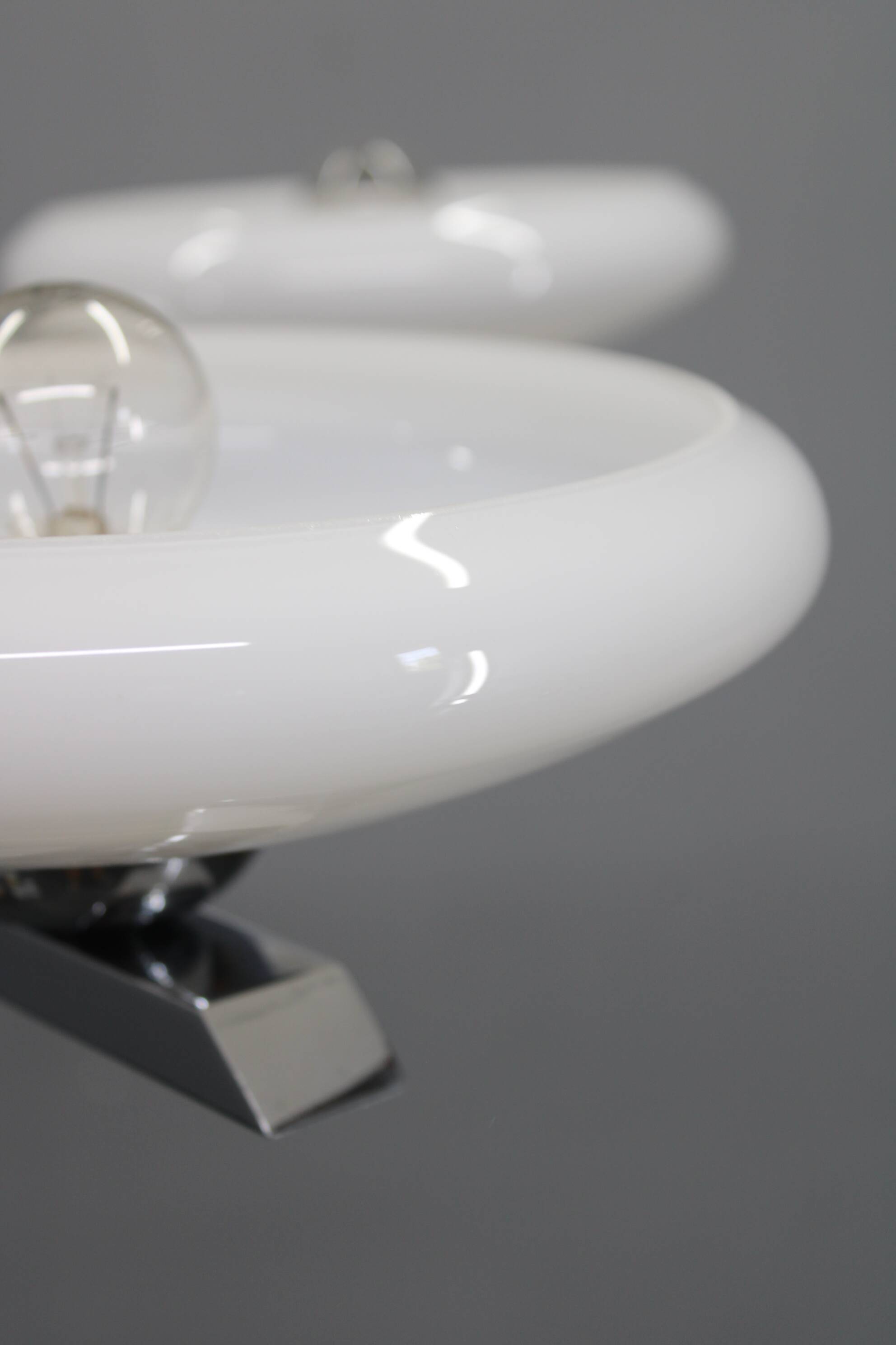 Lustre Art Déco en chrome et noyer avec abat-jour en verre opale, Tchécoslovaquie, 1