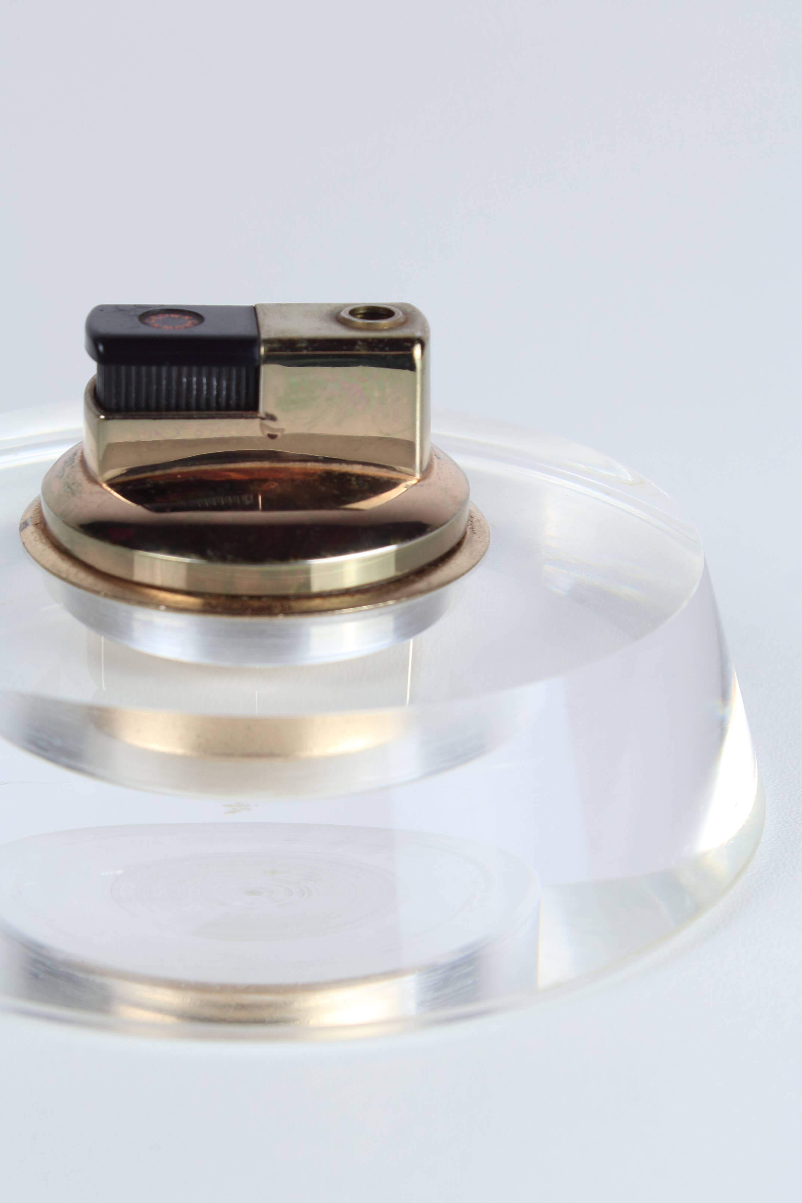 Table lighter in plexiglass and gold metal, Crespi style, 1970s.