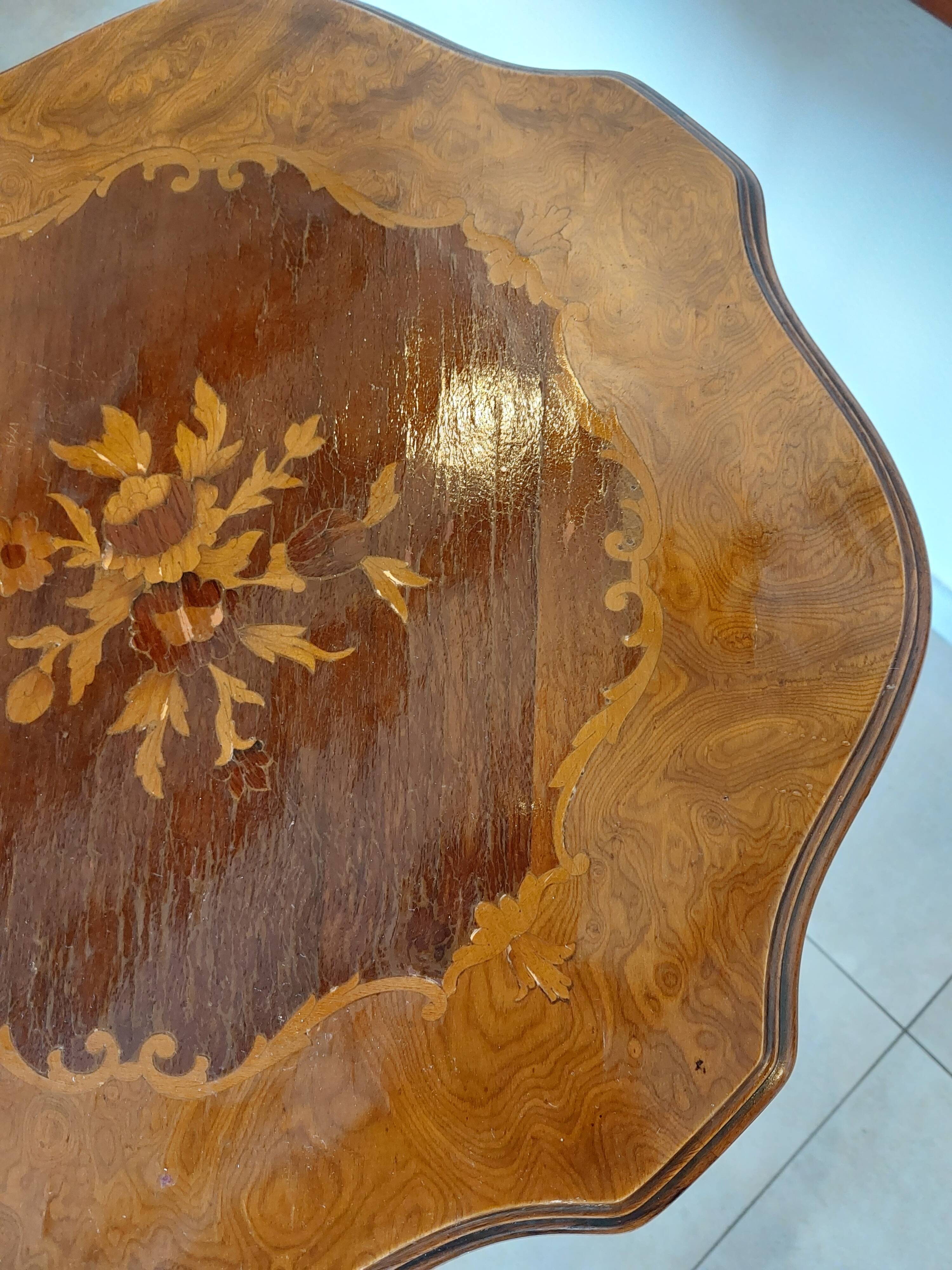 Inlaid pedestal table