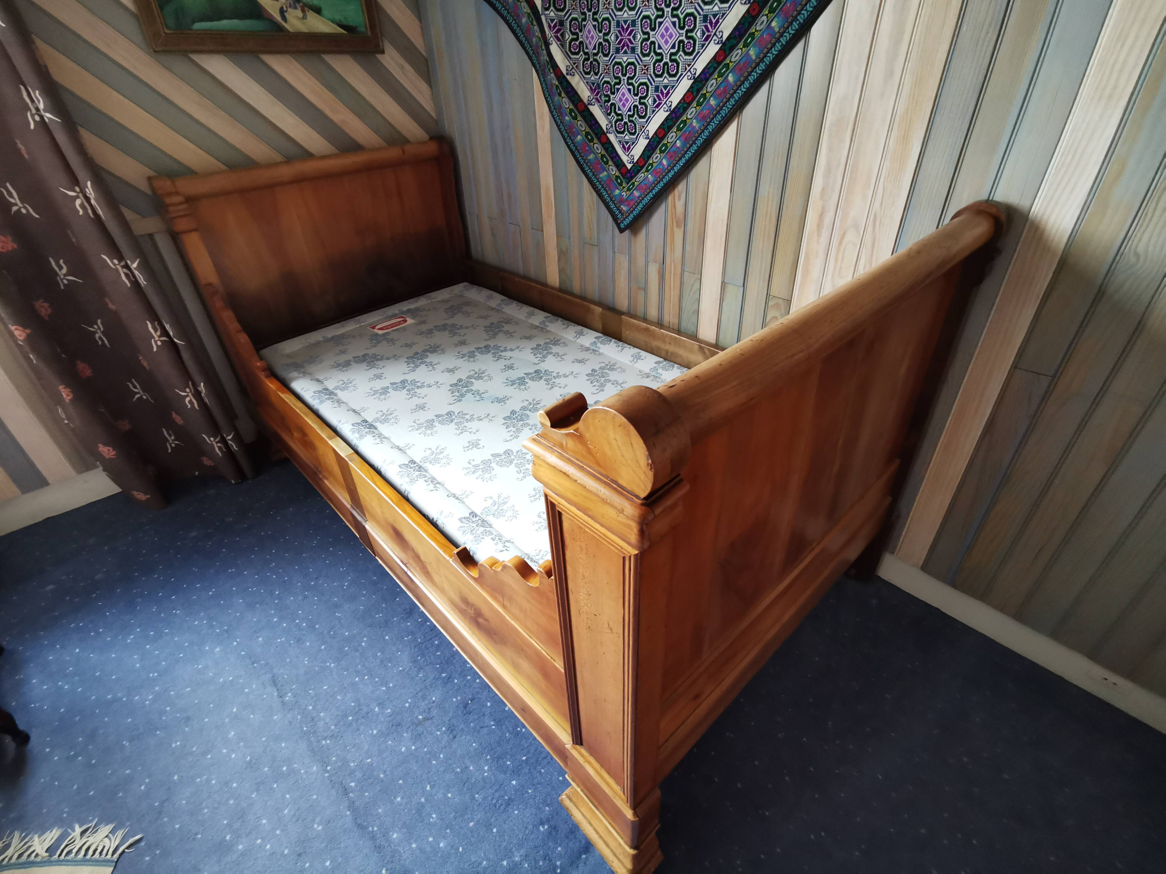 Louis Philippe corner bed