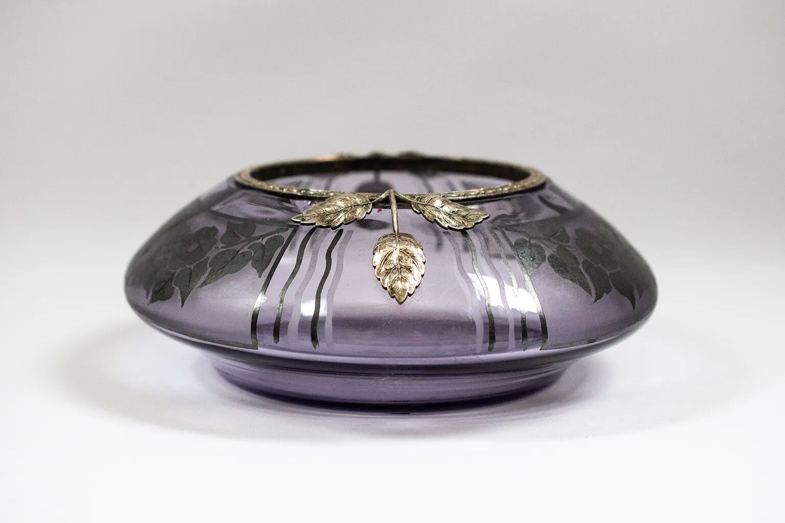 Art Deco vase in mauve glass D'Argyl with a pewter mount.