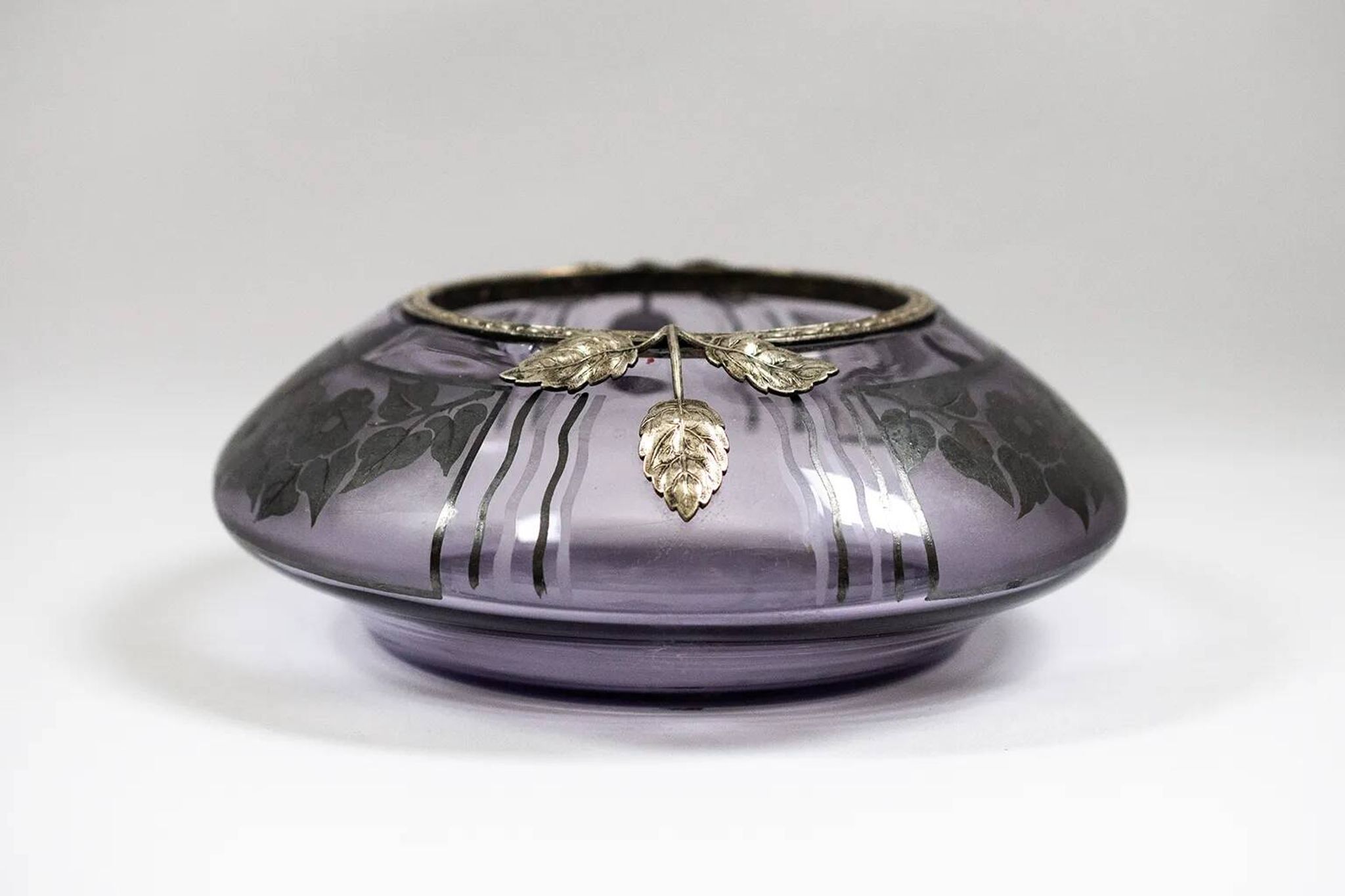 Art Deco vase in mauve glass D'Argyl with a pewter mount.