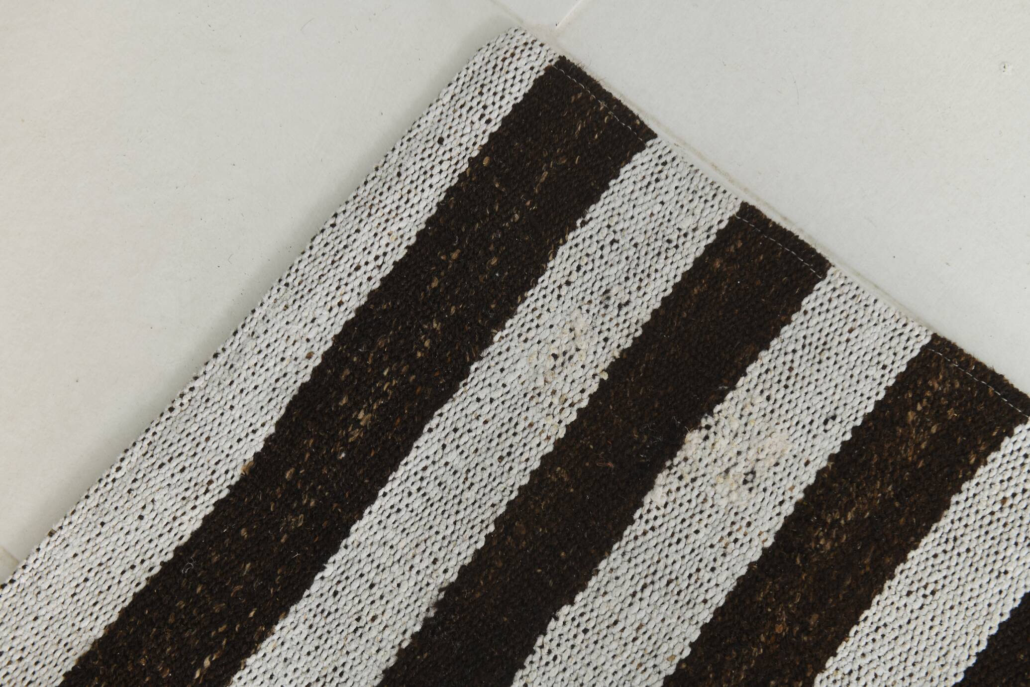 Tapis Kilim moderne rayé blanc et marron foncé