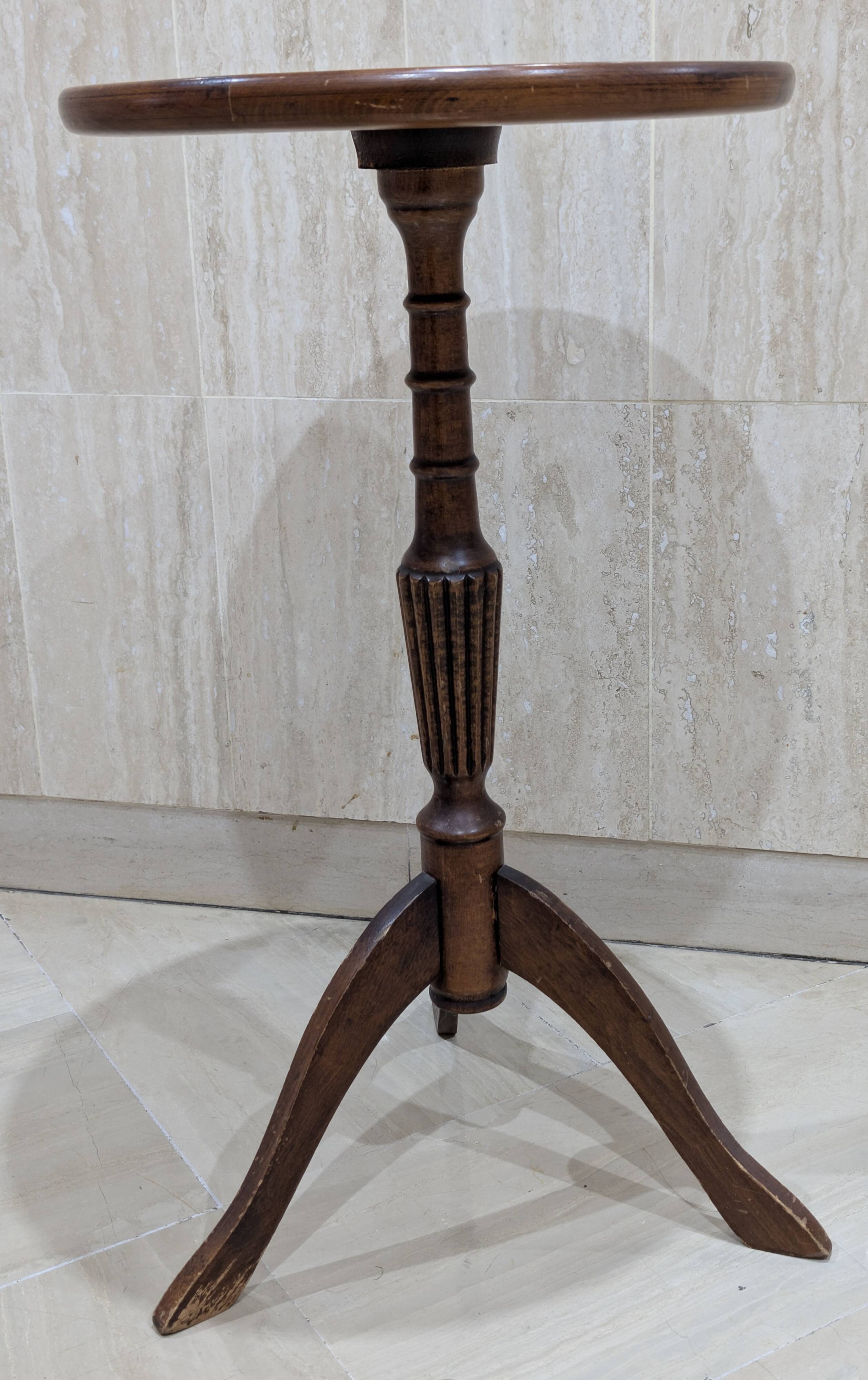 English style gueridon in wood – top covered with green/gold leather