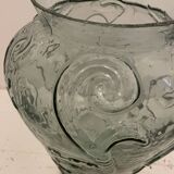 Vase en verre sculpté