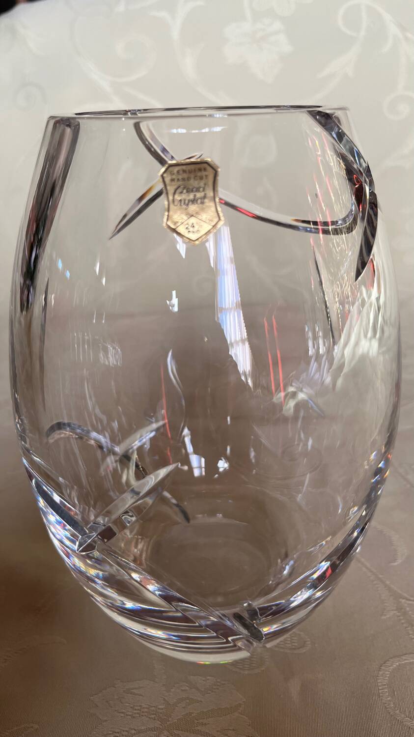 Egg-shaped crystal vase