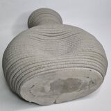 Vase brutaliste en ciment texturé