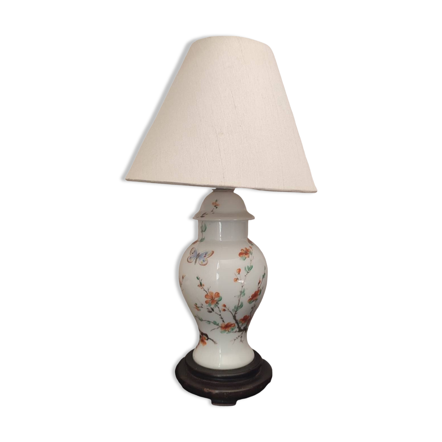 Porcelain base table lamp with Japanese decor