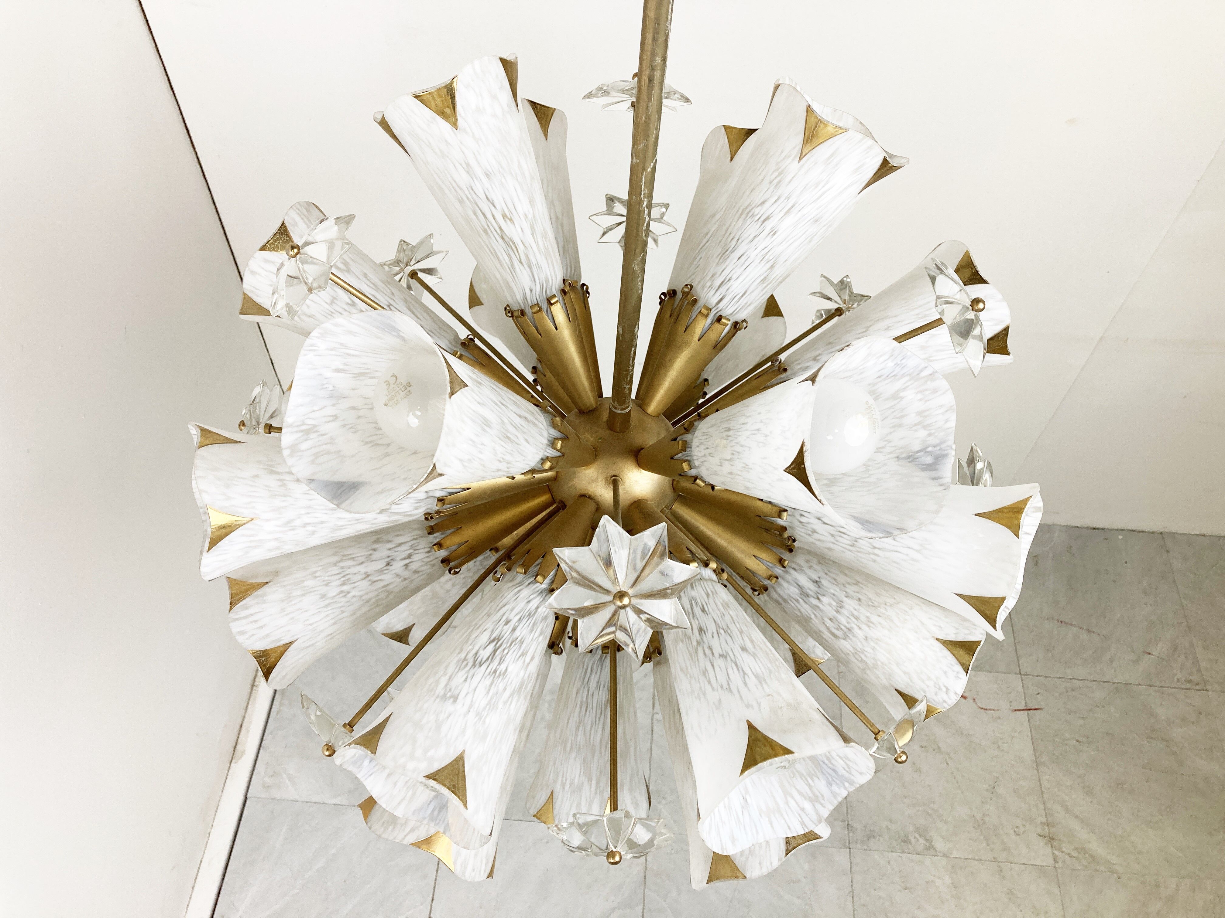 Lustre vintage moderniste 3 feux laiton métal et verre opalin, années