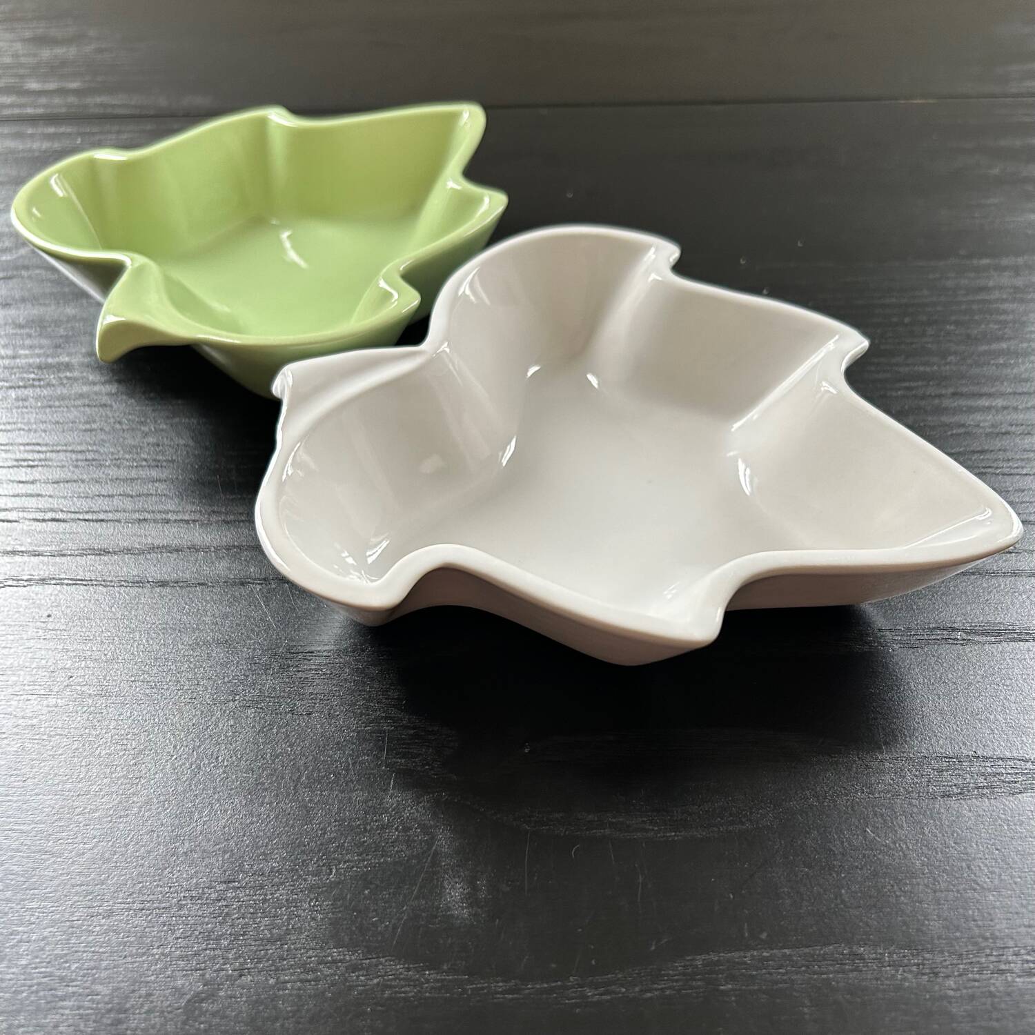 Pair of leaf-shaped dishes