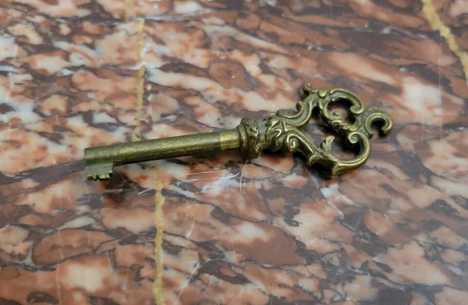 Louis XV style curved chest of drawers in marquetry circa 1880