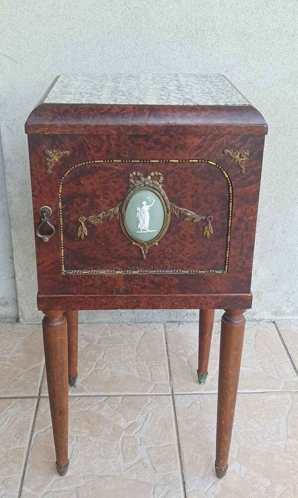 Table de chevet Louis XVI en loupe de thuya