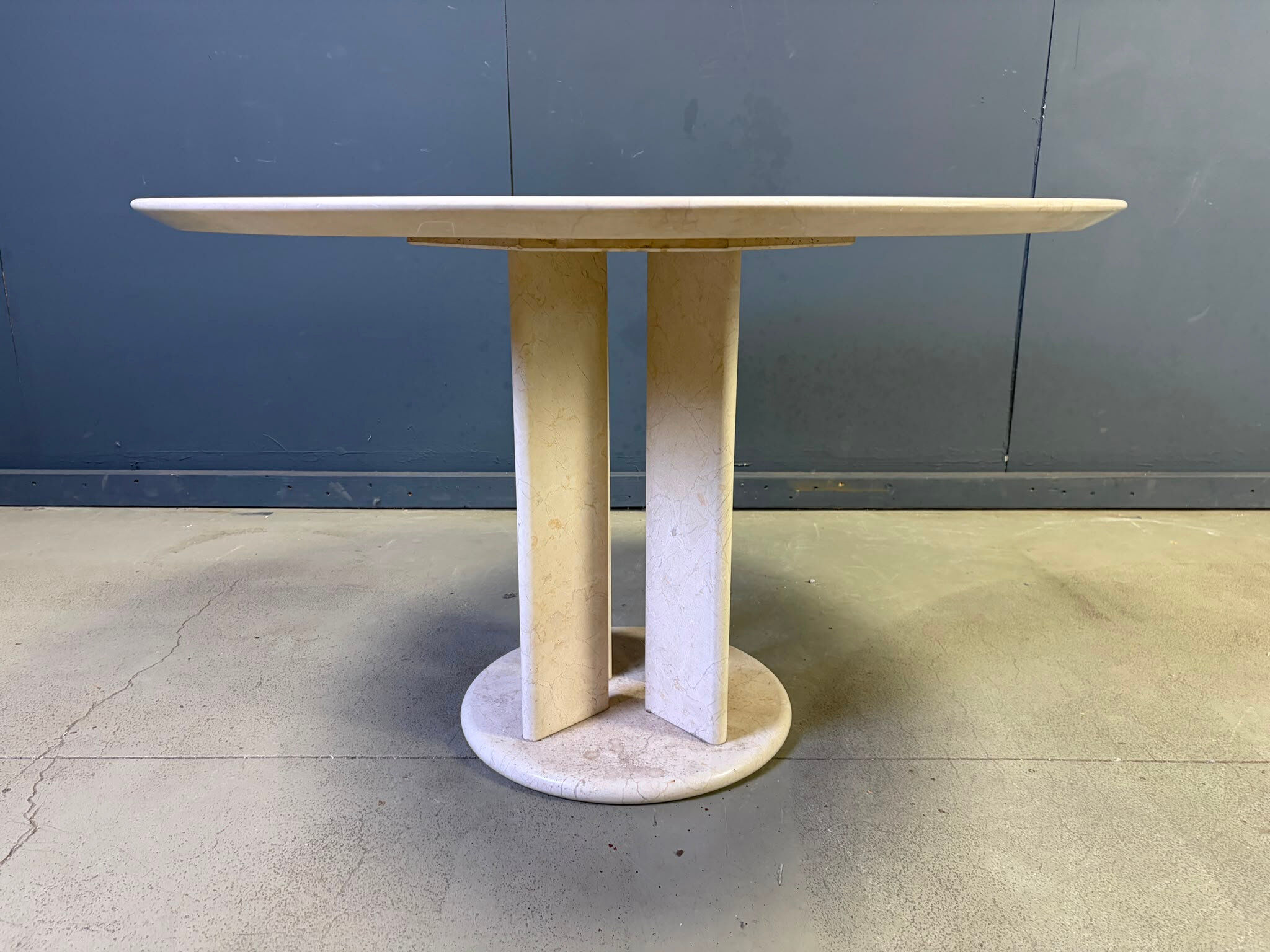Round French travertine dining table 1970s