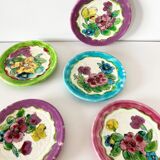 Lot de 5 assiettes en barbotine fleurs Vallauris 1950