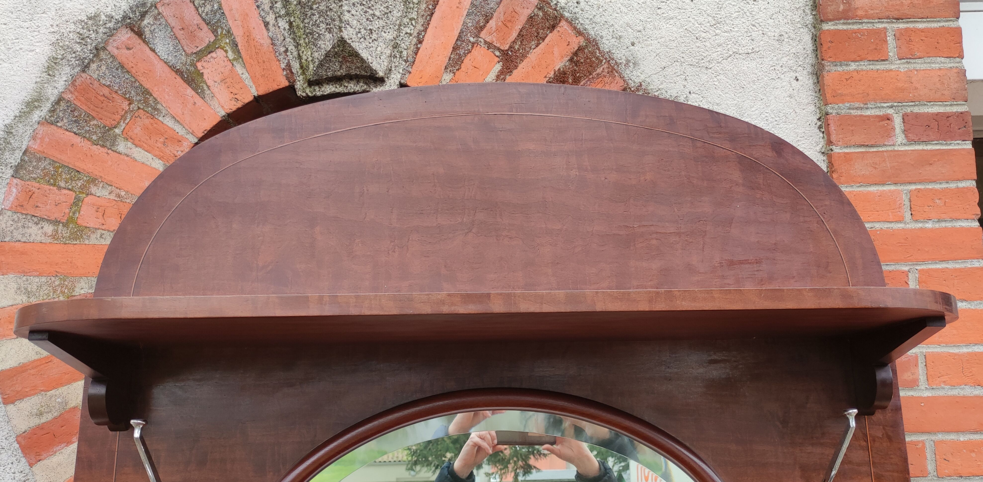 Art deco entrance cloakroom