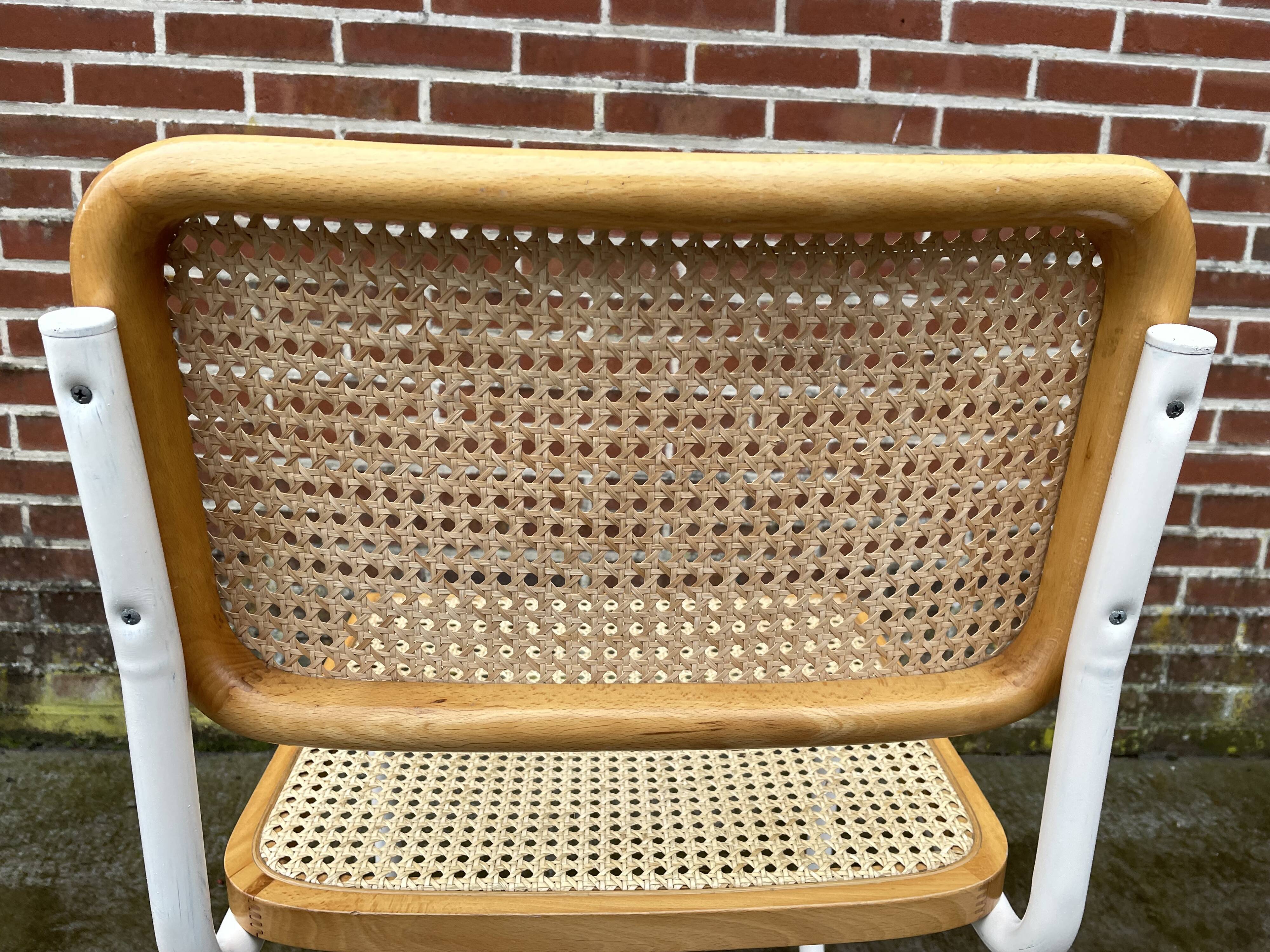 Chaise Cesca modèle b32 en blanc et bois par Marcel Breuer
