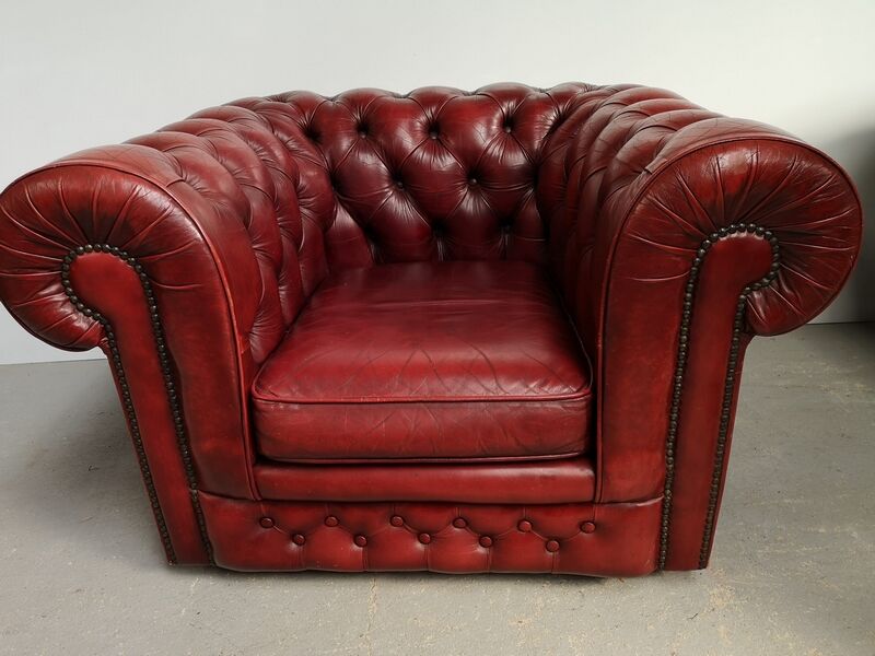 Fauteuil Chesterfield cuir bordeaux clair
