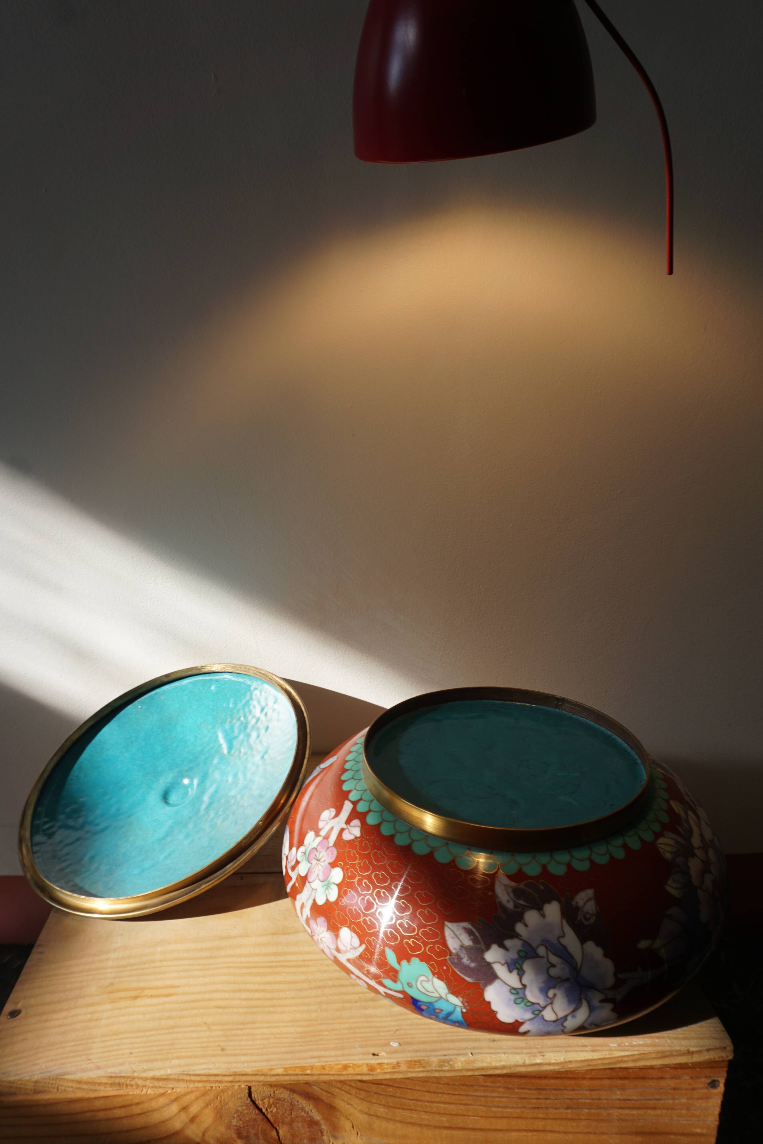 Plat chinois en émaux cloisonnés - seconde moitié du XX° siècle.