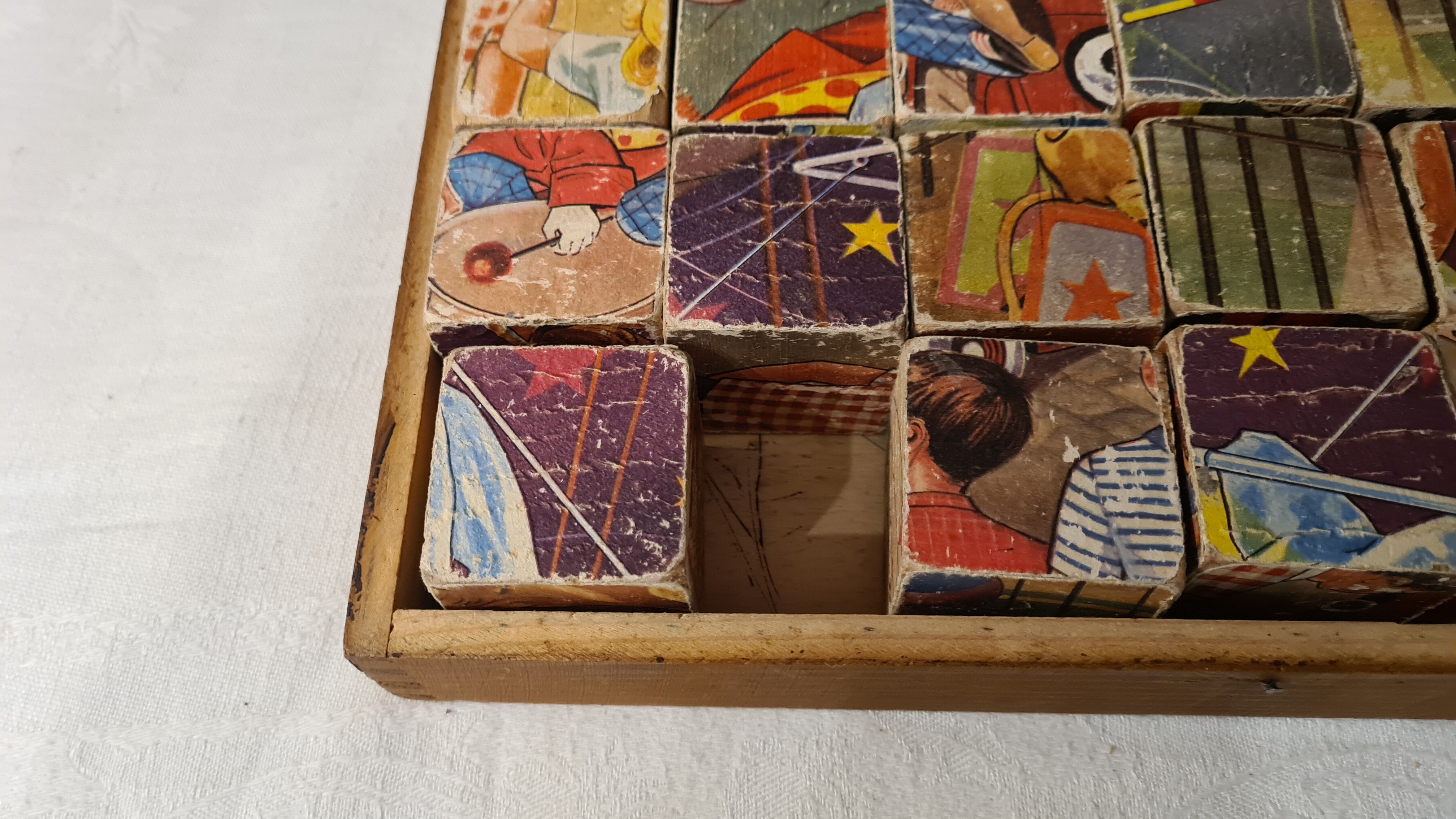 Lot of 2 cubic boxes