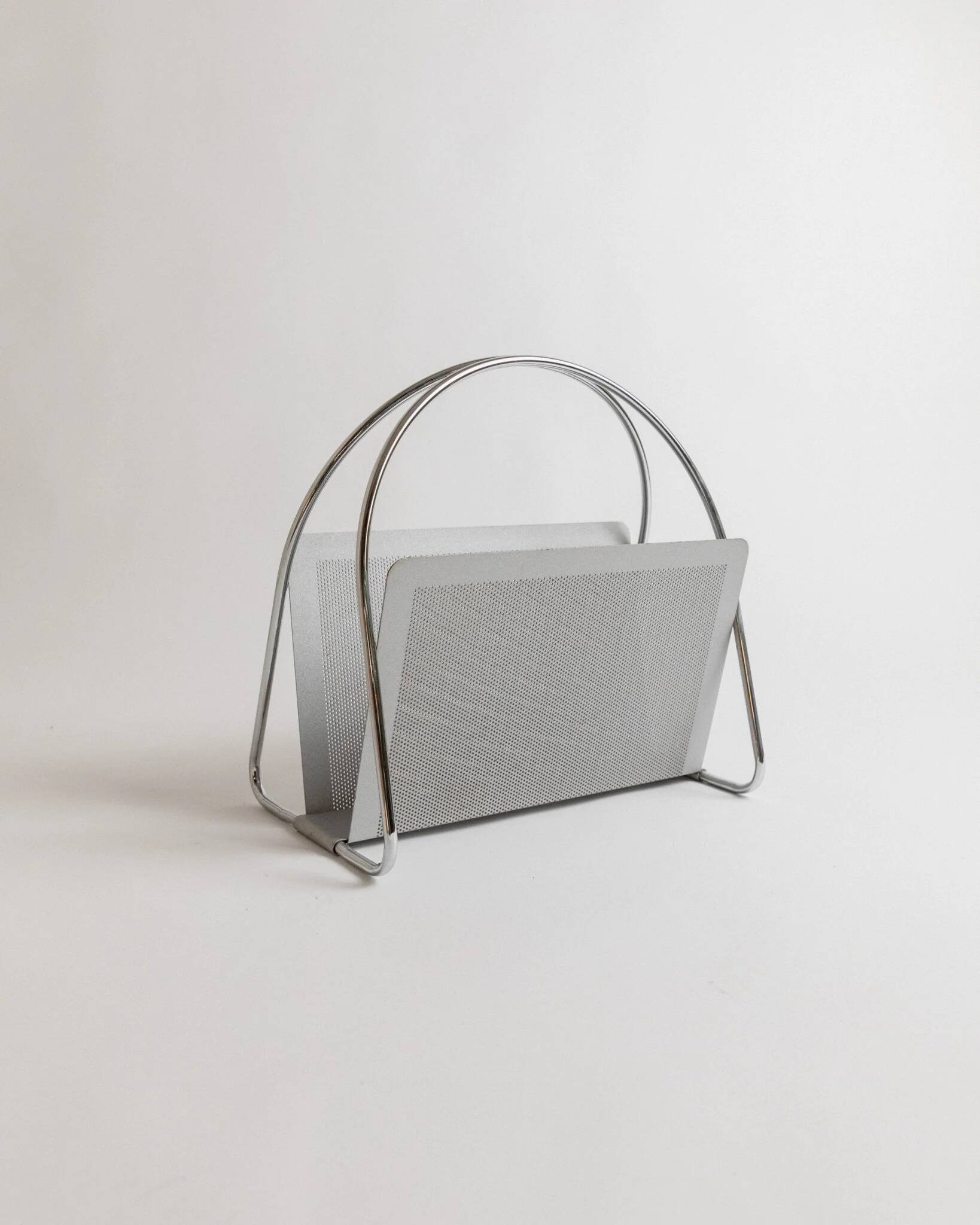 Porte-revues en métal chromé argenté vintage par Mascagni – design perforé, style futuriste, Italie années 1970