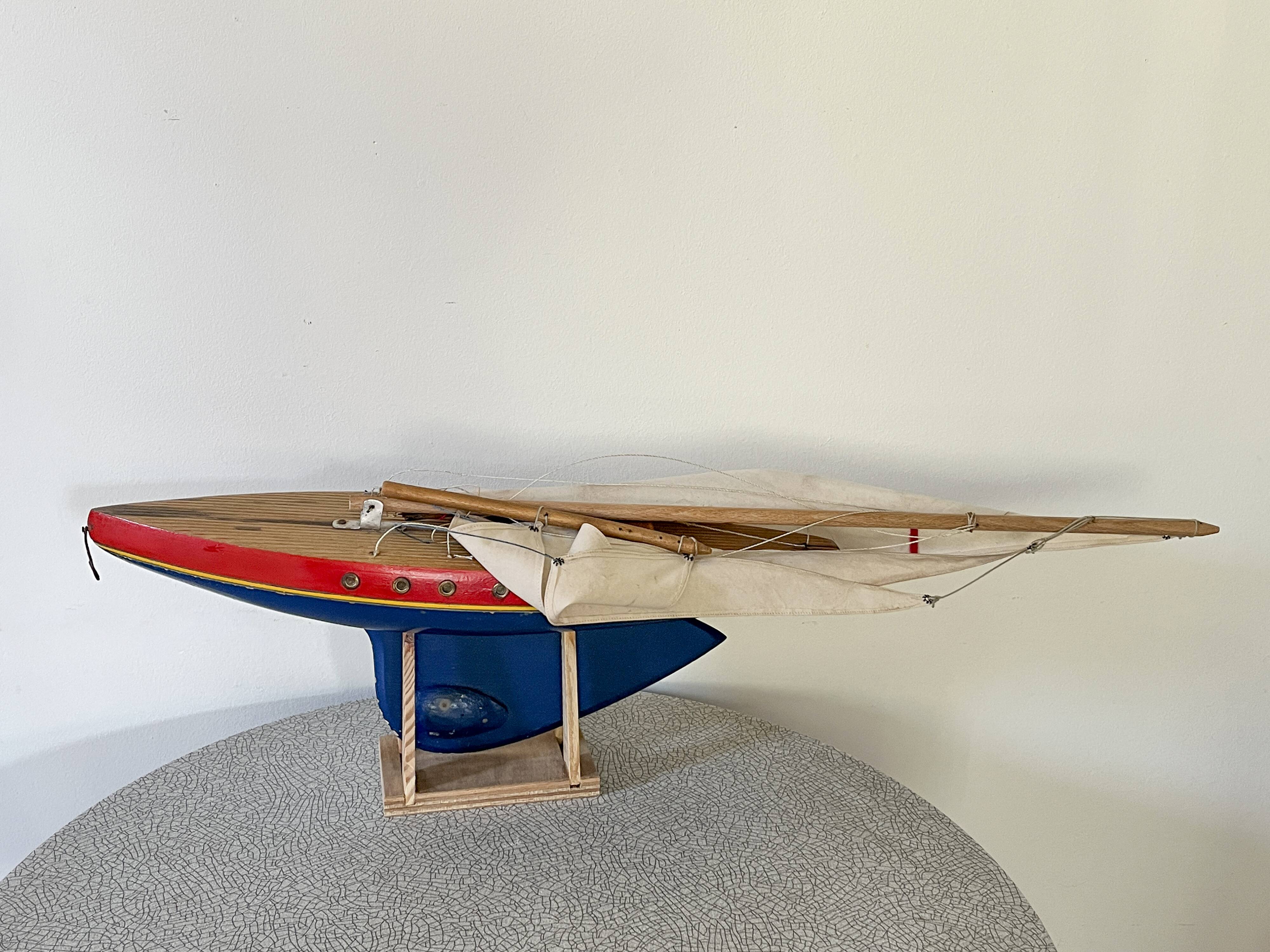 Grand voilier de bassin en bois Tirot 503, jouet ancien