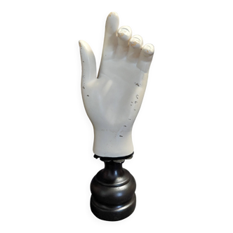 Cabinet de curiosités main de mannequin sur socle