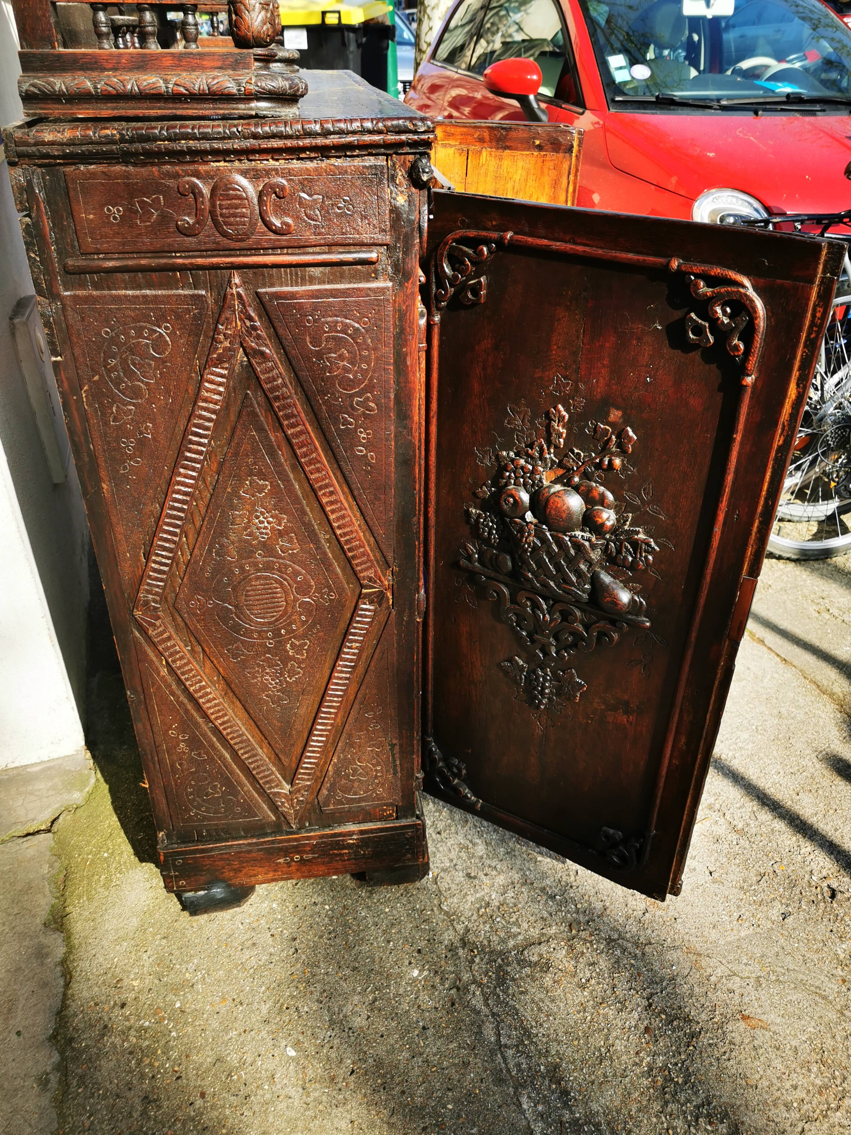 Cabinet / Vaisselier ancien richement sculpté 19éme
