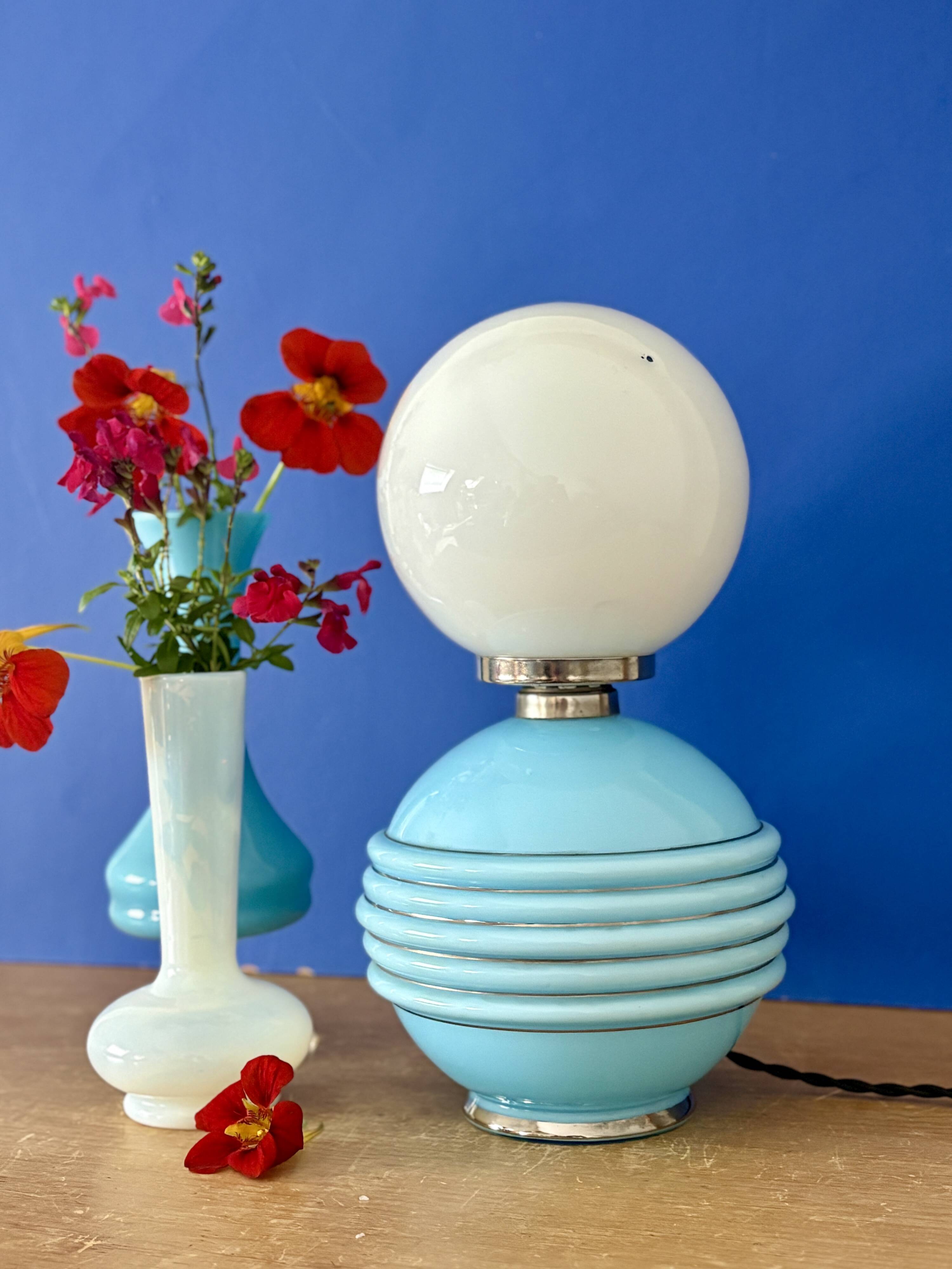 Lampe à poser vintage en opaline bleu et blanche