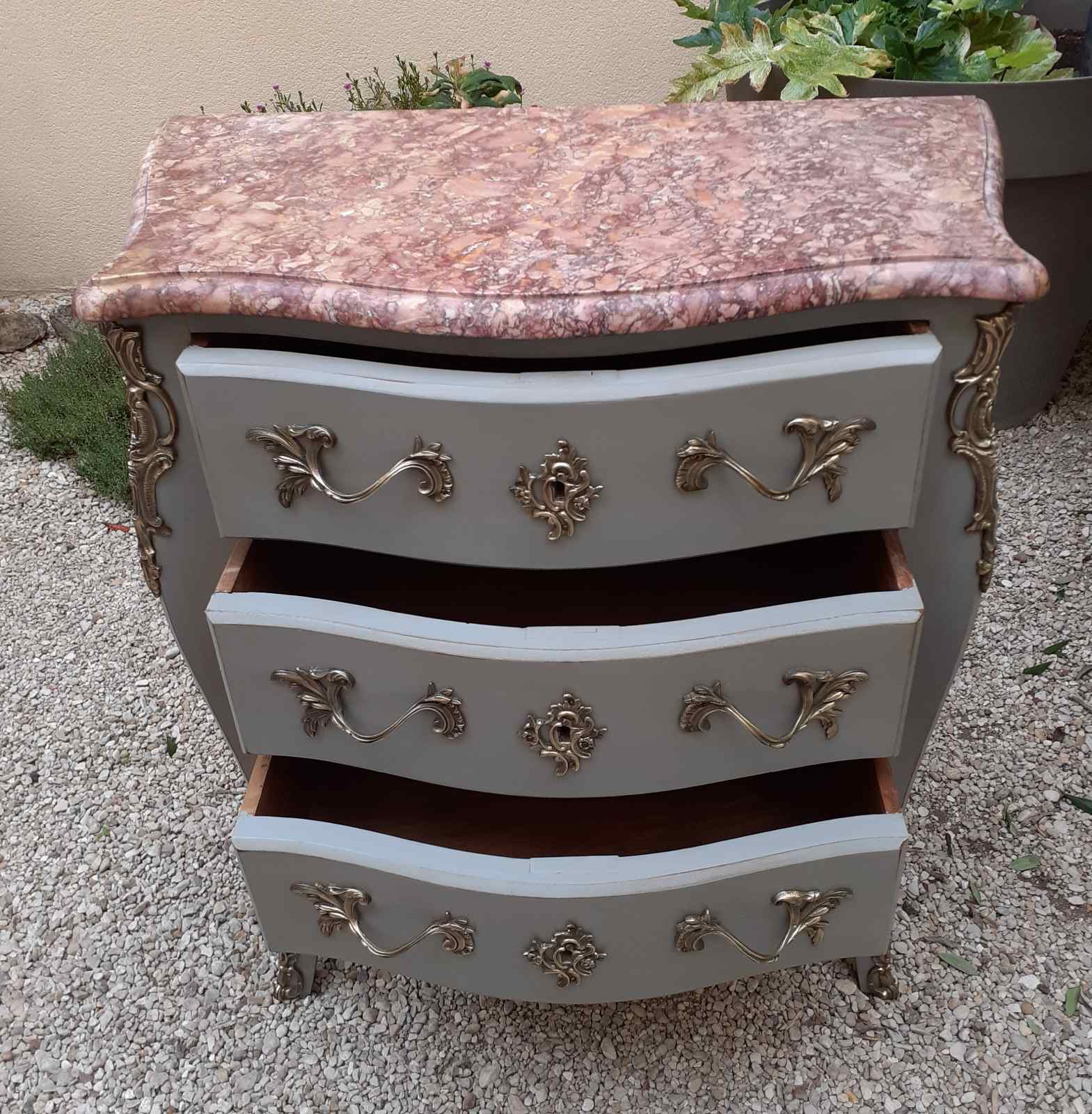 Commode de style Louis XV, peinte