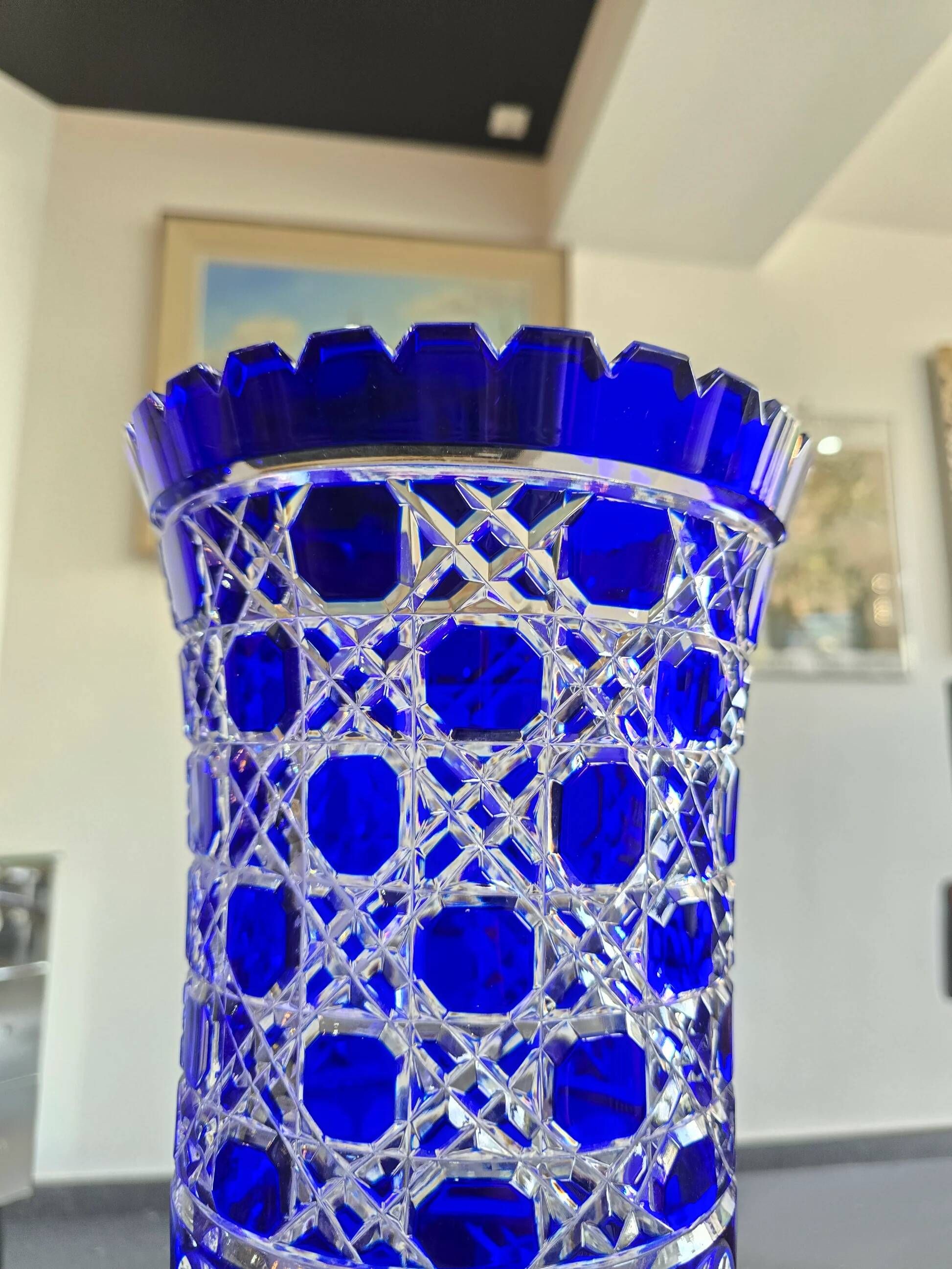 Cobalt blue cut crystal vase "The Great Owls" – Large model on a pedestal
