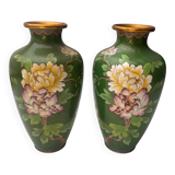 Une paire de vases cloisonnés