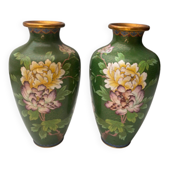 Une paire de vases cloisonnés