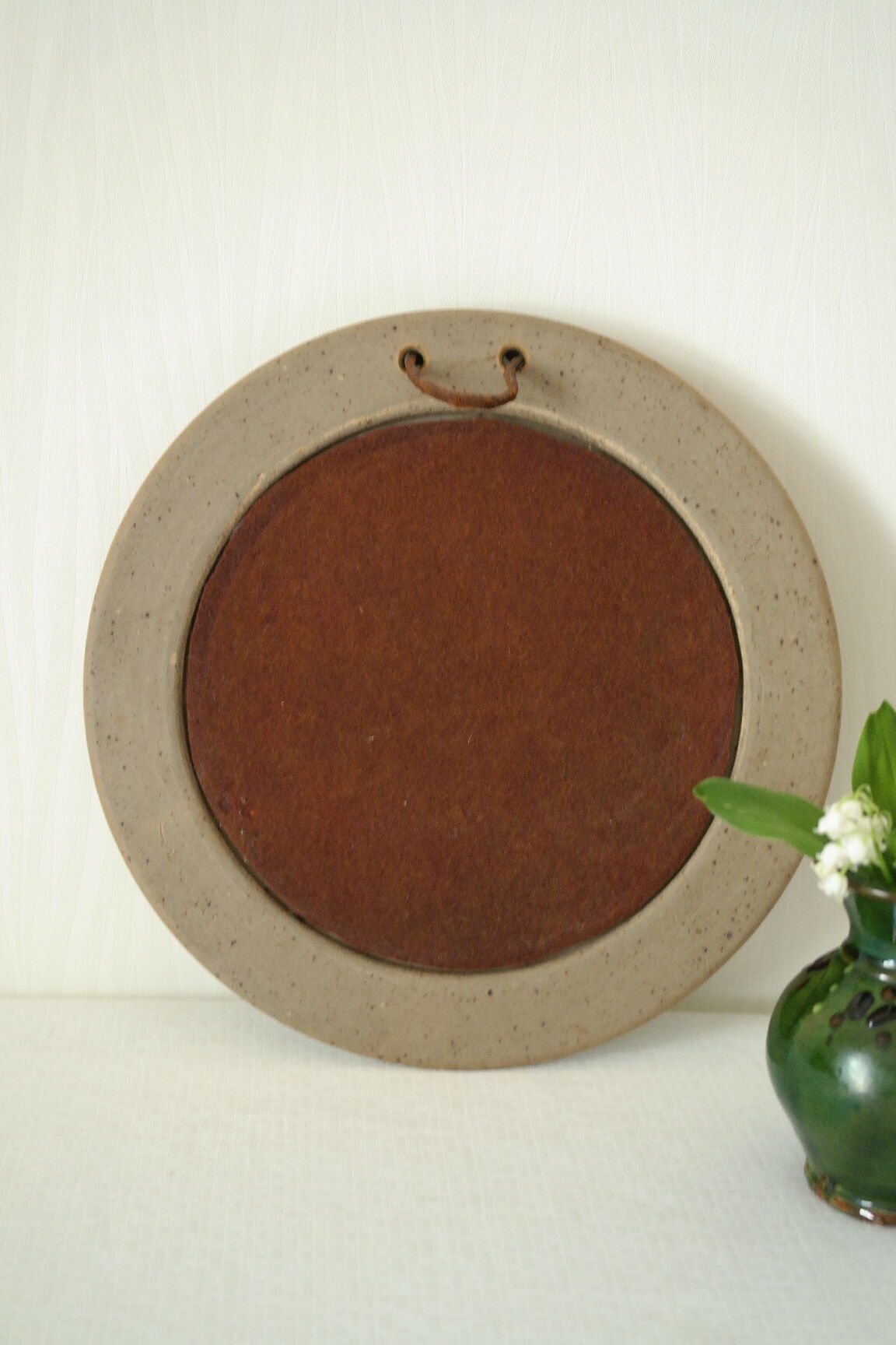 Artisanal round mirror in vintage green sandstone signed