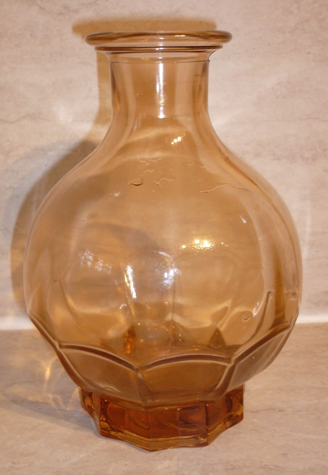 Carafe art-deco pink molded glass