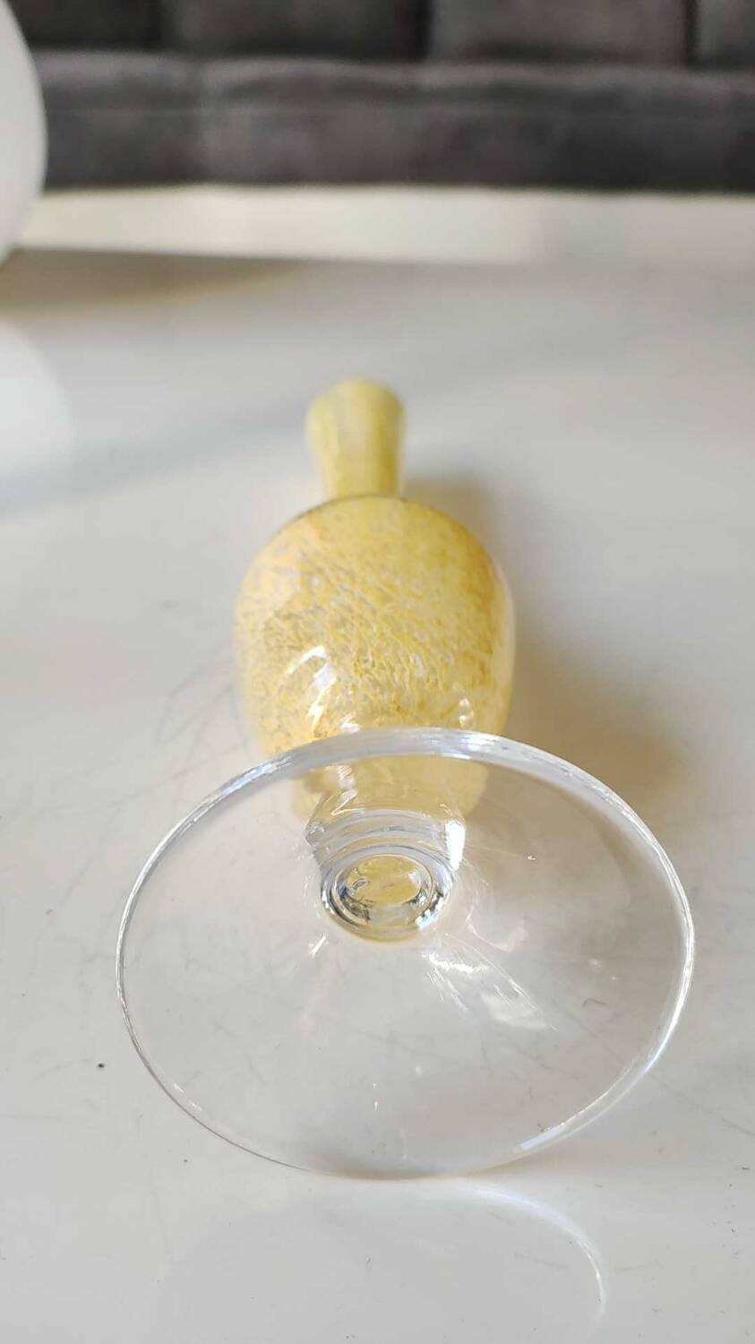 Murano-style single-flower vase. Speckled in yellow tones. Height 28 cm