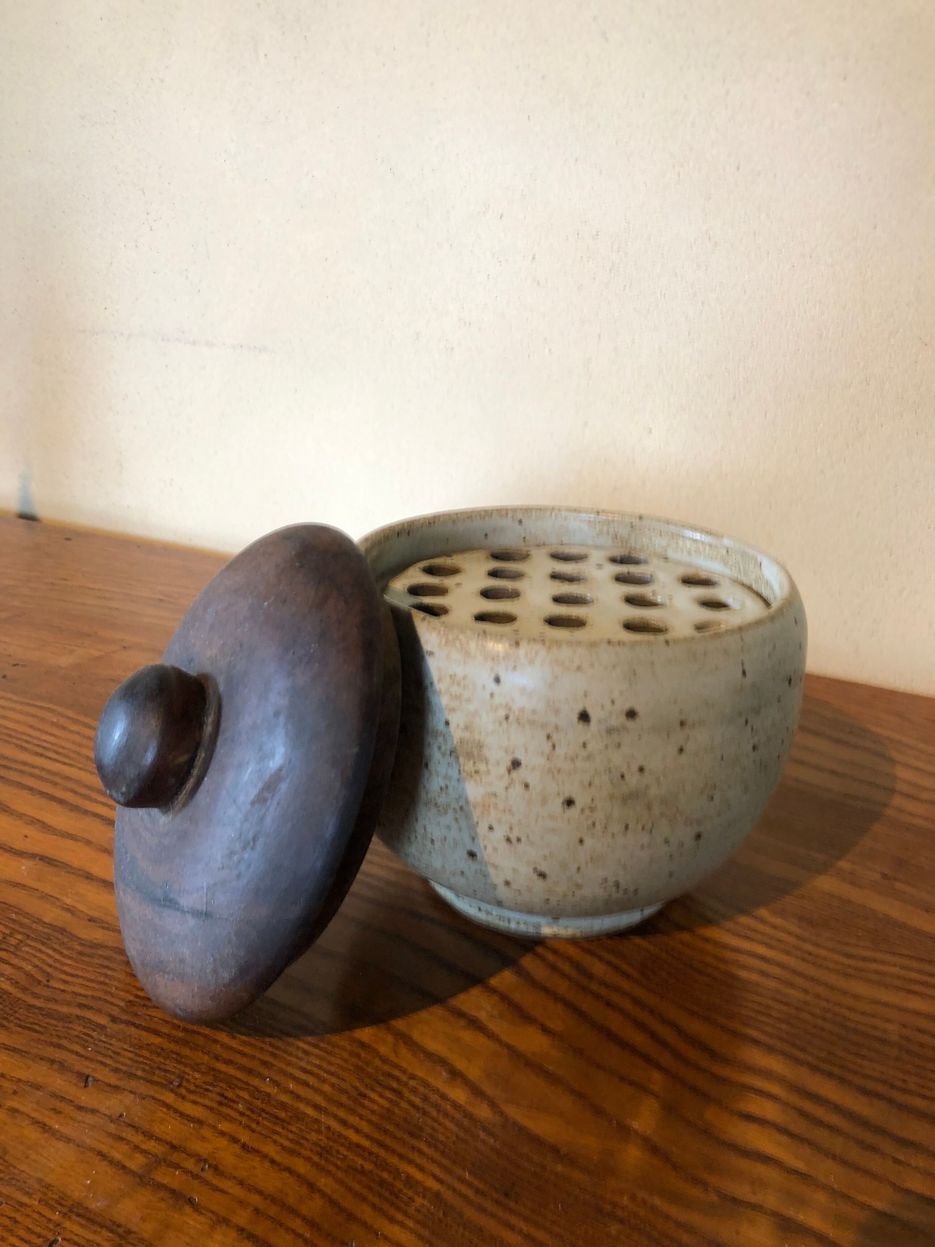 Ceramic picflower vase