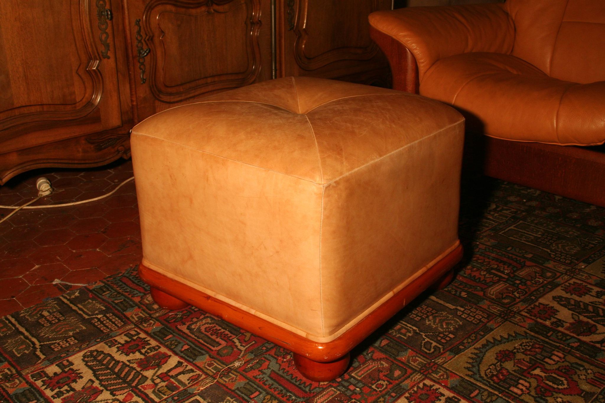Cube pouf in light brown leather