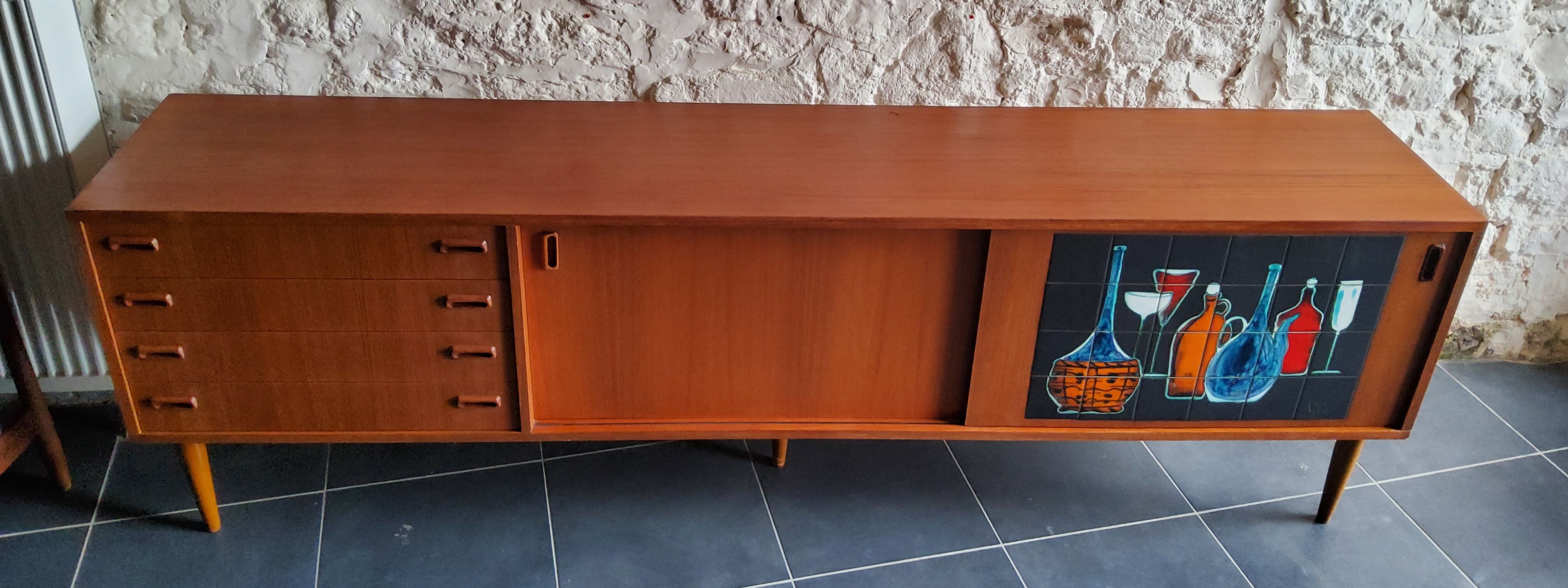 Vintage row with sliding doors and ceramic decoration