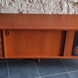 Vintage row with sliding doors and ceramic decoration