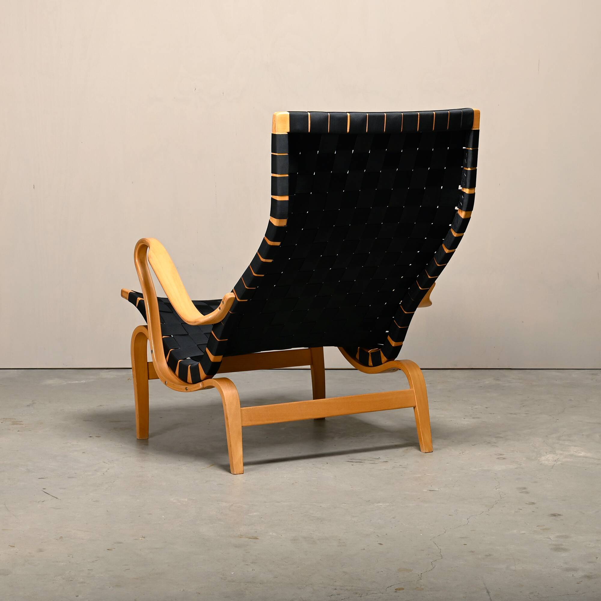 Fauteuil et pouf Bruno Mathsson Pernilla en bois de hêtre et sangles