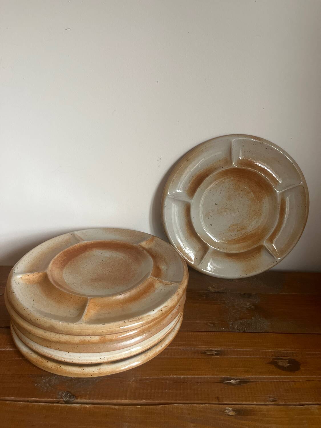6 stoneware plates