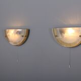 Paire d’appliques ‘demi-lune’ en laiton et verre