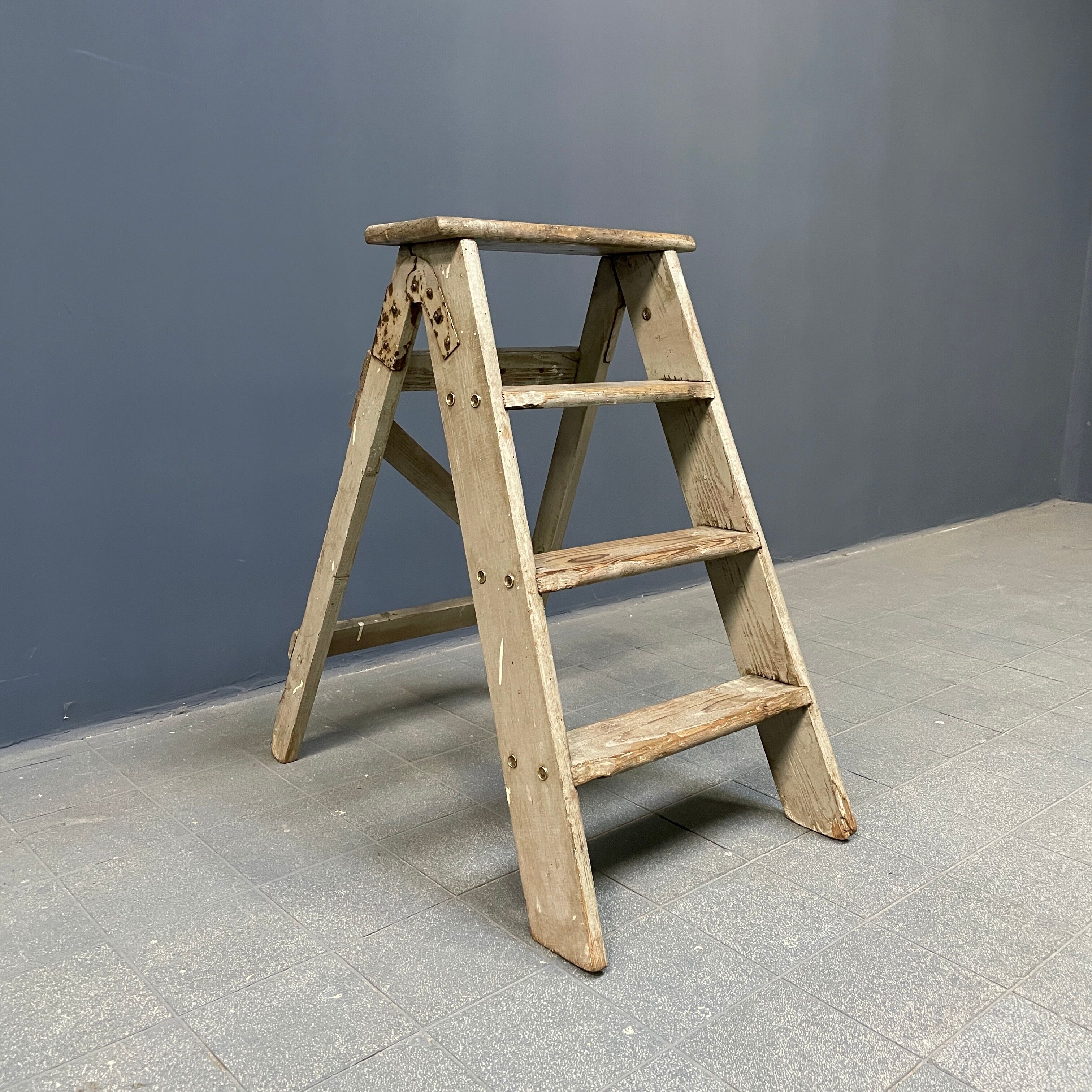 Escaliers ou marches en brocante gris clair