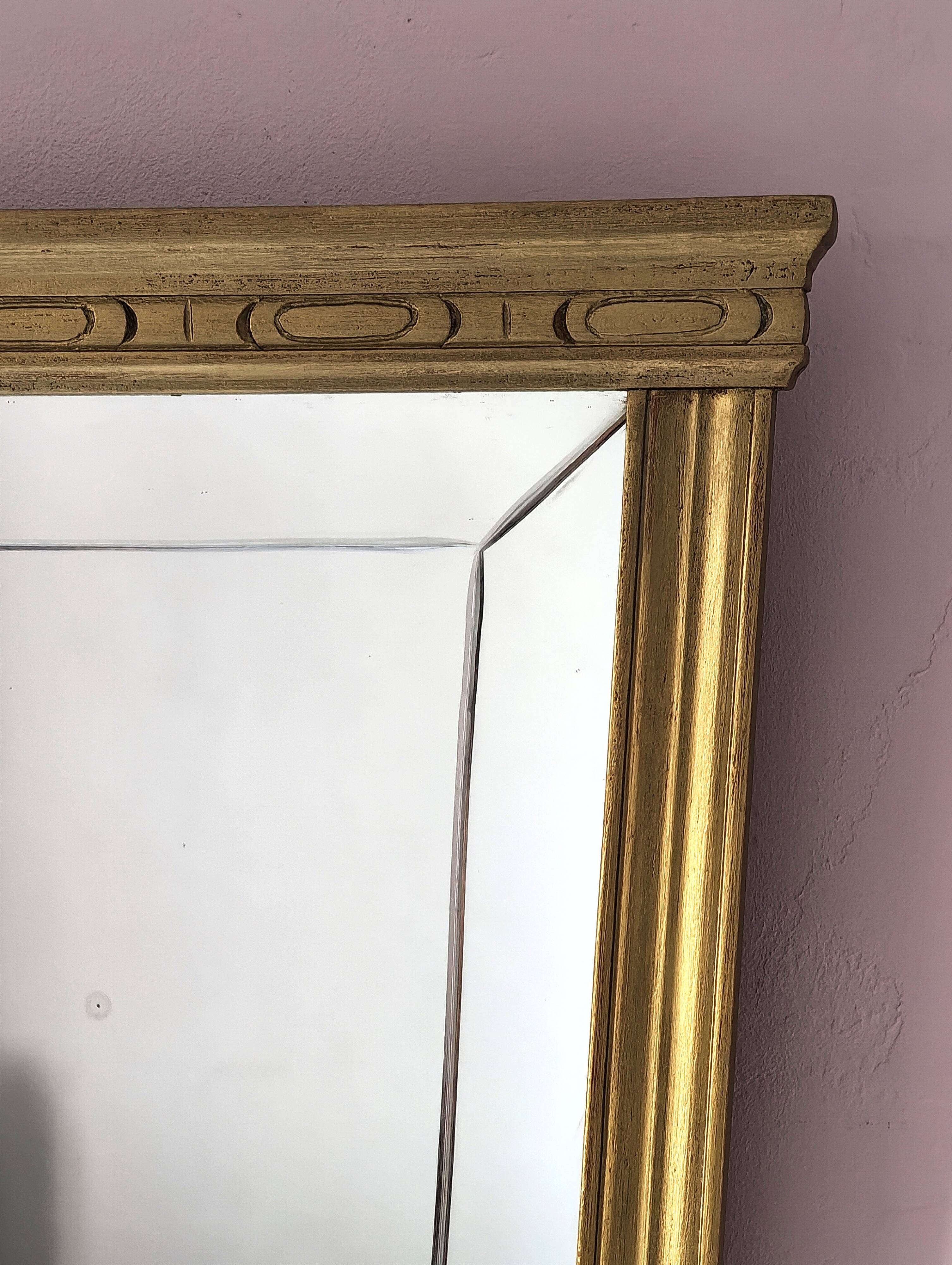 Miroir en bois doré, de forme organique avec une glace biseauté