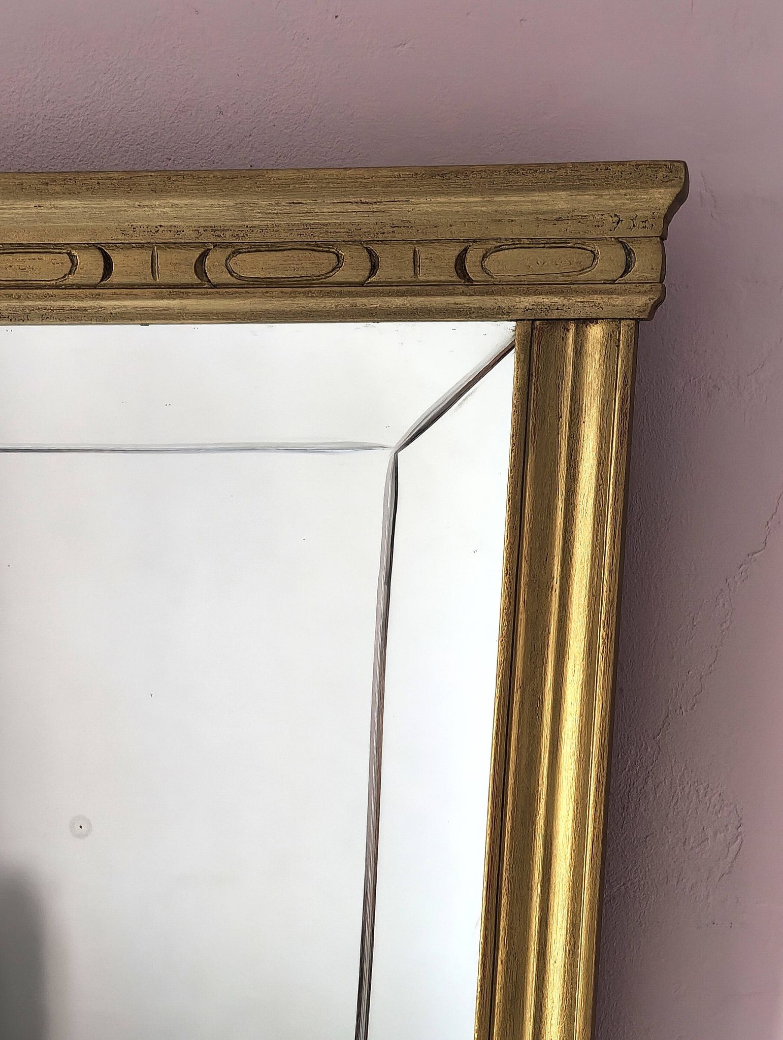 Miroir en bois doré, de forme organique avec une glace biseauté