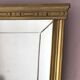 Miroir en bois doré, de forme organique avec une glace biseauté