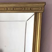 Miroir en bois doré, de forme organique avec une glace biseauté