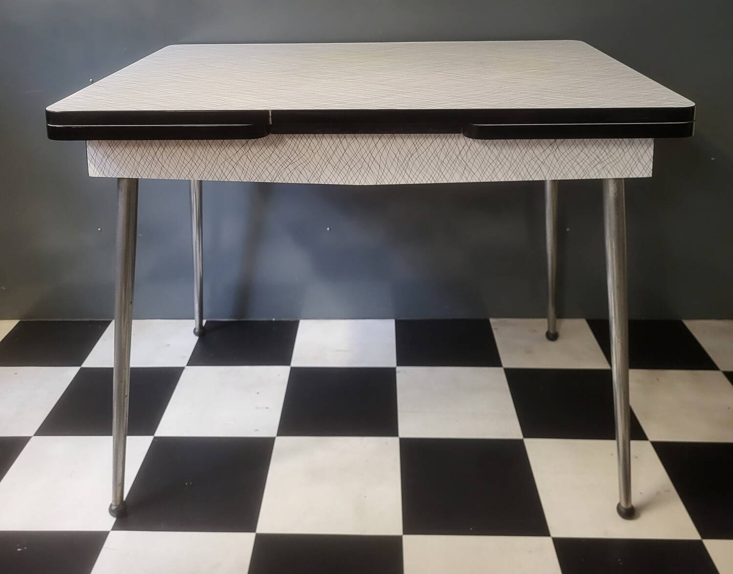 Extendable table in formica