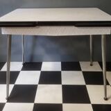 Extendable table in formica